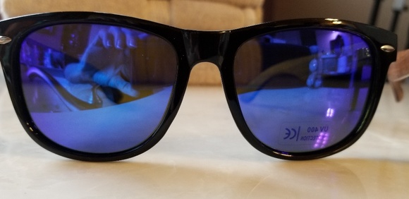 Handcrafted Unisex Bamboo UV Sunglasses - Picture 6 of 7